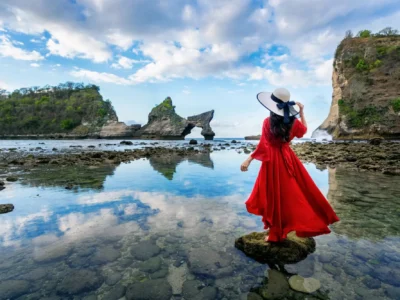 woman-standing-rock-atuh-beach-nusa-penida-island-bali-indonesia_335224-344